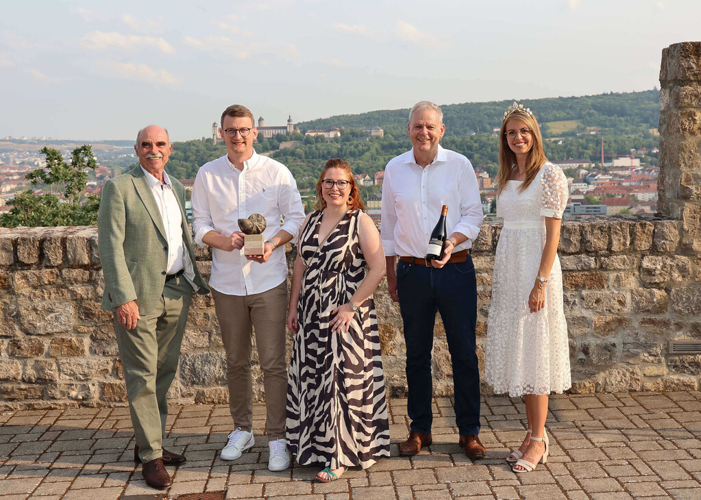 Ausgezeichnete Winzer:innen bei der Best of Gold 2023 mit Urkunde und Weinflasche.